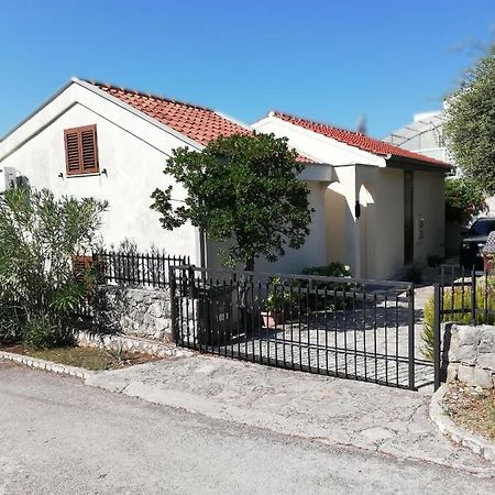 Apartment Basic Petrcane Exterior photo