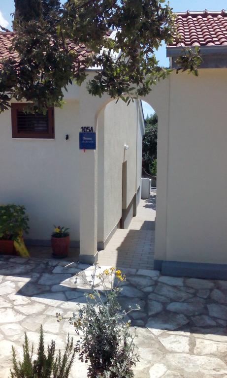Apartment Basic Petrcane Exterior photo