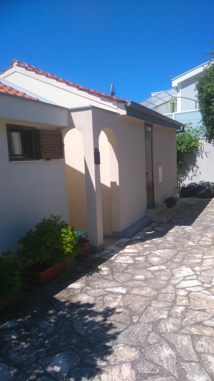 Apartment Basic Petrcane Exterior photo