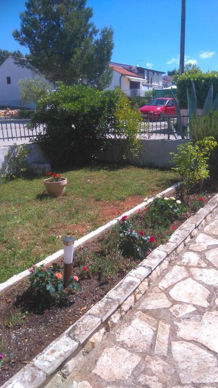 Apartment Basic Petrcane Exterior photo