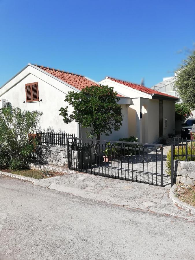 Apartment Basic Petrcane Exterior photo